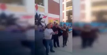 شاهد مدير مدرسة يرقص أمام الطلاب في الطابور