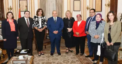 رئيس جامعة القاهرة يلتقي وزيرة الهجرة ووفد جامعة موناش الأسترالية (صور)