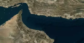 استهداف ناقلتي نفط في خليج عمان والبحرية الأمريكية ترسل قوات للإنقاذ