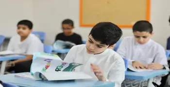 لاحظ ياسر أثناء إجراء التجارب أن الحيود يزداد كلما زاد اتساع الشق صواب خطأ