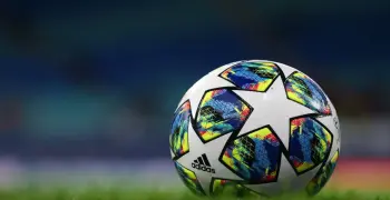 رمية التماس في كرة القدم تُنفذ عندما يخرج الكرة من حدود الملعب على جانبه صواب أم خطأ؟​​​​​​​