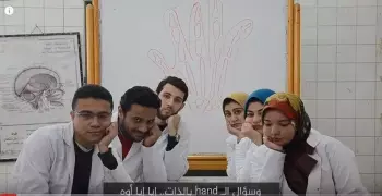 طلاب كليات طب دفعة 2017 يحتفلون بالتخرج (فيديو)