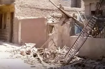 لحظات تحبس الأنفاس.. استخراج أحياء من تحت عقار إمبابة المنهار بينهم سيدة مسنة (فيديو)