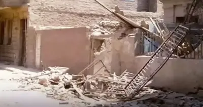 لحظات تحبس الأنفاس.. استخراج أحياء من تحت عقار إمبابة المنهار بينهم سيدة مسنة (فيديو)