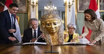سويسرا تعيد إلى مصر قناعا جنائزيا بطلميا عمره أكثر من 2000 عام