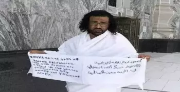 يمني يؤدي عمرة للملكة إليزابيث.. دعا لها بالجنة (فيديو)