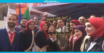 صور| رئيس جامعة المنصورة يفتتح معرض التوظيف ويلتقط صورا مع الطلاب