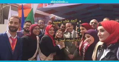 صور| رئيس جامعة المنصورة يفتتح معرض التوظيف ويلتقط صورا مع الطلاب