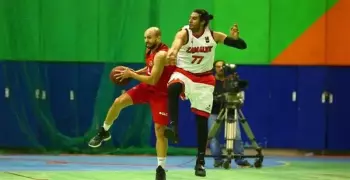 خناقة بين لاعبي الأهلي والزمالك في ديربي كرة السلة (فيديو)