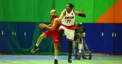 خناقة بين لاعبي الأهلي والزمالك في ديربي كرة السلة (فيديو)