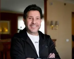 مصطفى كامل يكشف آخر تطورات الحالة الصحية للفنان هاني شاكر في فرنسا