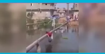 شاهد.. تلاميذ بكفر الشيخ يعبرون للمدرسة فوق ماسورة مياه