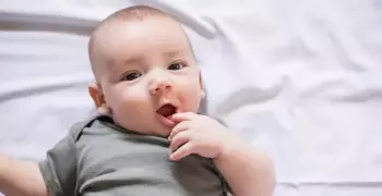 طفلك دايما ايده في فمه؟.. متخافيش الحل عندنا