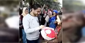 شاهد خطوبة أمام جامعة حلوان