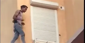 لص يقتحم شقة بكمبوند في أكتوبر ويهدد سيدة بالقتل.. (فيديو وصور)