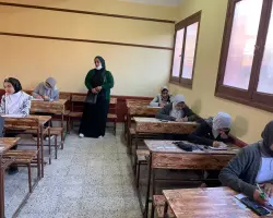 لتصوير الامتحان بالموبايل.. إلغاء امتحان طالبة بالشهادة الإعدادية بالجيزة وإحالة 6 مسؤولين للتحقيق