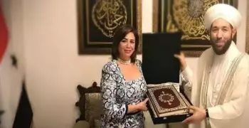 إلهام شاهين في سوريا.. والمفتي يهديها مصحفا