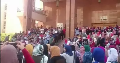 فيديو| طلاب طب المنصورة يتظاهرون بسبب امتحان «الباطنة»