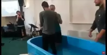 فيديو مثير لاعتناق شاب خليجي للمسيحية.. شاهد لحظة تعميده