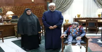 شيخ الأزهر يكرم زينب الشربيني على إحسانها لابنها المريض