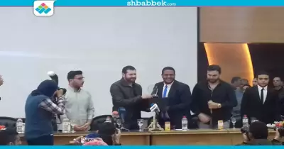 تجارة عين شمس تستقبل عمرو يوسف.. والفنان للطلاب: اتعبوا علشان توصلوا لهدفكم