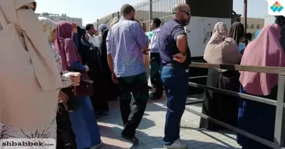 الأهالي يطالبون بمرافقة أبنائهم داخل جامعة الأزهر: «بناتنا أول مرة يشوفوا القاهرة»
