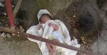 ماذا لو شاهدتم رضيعا أمام المسجد؟ هكذا يتعامل العرب  مع هذه الظاهرة (فيديو)