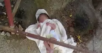 ماذا لو شاهدتم رضيعا أمام المسجد؟ هكذا يتعامل العرب  مع هذه الظاهرة (فيديو)