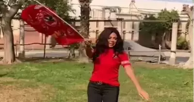 رانيا يوسف ترقص دعما للأهلي أمام الزمالك بالأحمر لـ«التالتة شمال»