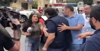 الملحن اللبناني سمير صفير يعتدي على مراسلة «أم تي في» في لبنان (فيديو)