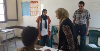 مسئولة التربية الخاصة بوزارة التربية والتعليم تتفقد لجنة للصم وضعاف السمع