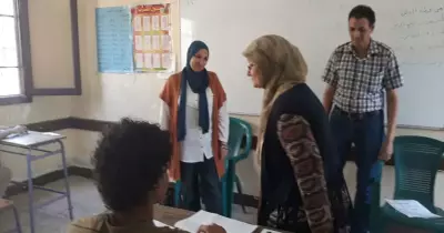 مسئولة التربية الخاصة بوزارة التربية والتعليم تتفقد لجنة للصم وضعاف السمع