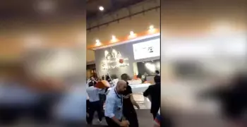 شاهد «خناقة بالكراسي» بين الموظفين في معرض الأهرام العقاري بسبب «زبون»