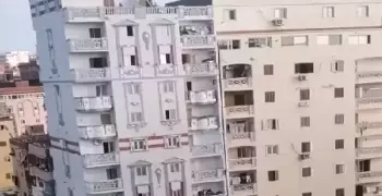 تفاصيل إزالة عمارة الإسكندرية المائلة اليوم بالفيديو