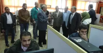 إجراء أول اختبار إلكتروني لطلاب كلية طب المنيا.. والوزير يتابع عبر «Skype»