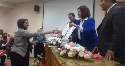 عميدة آداب عين شمس تكرم الطلاب المتميزين بالكلية