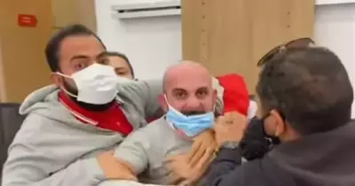 خناقة فودافون.. حرب شوارع داخل الفرع بين العميل والموظفين (فيديو)