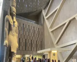 وزارة السياحة تحذر من 3 مواقع مزورة لبيع تذاكر المتحف المصري الكبير