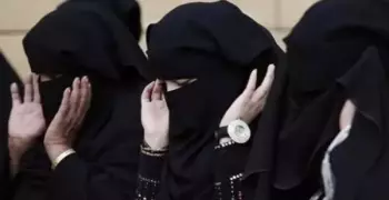 حكم صلاة المرأة بالنقاب (فيديو)