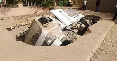 هبوط أرضي يبتلع سيارة وسائقها في البحر الأحمر (صور)