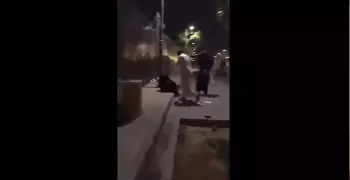 القبض على رجل ضرب بنت في شوارع السعودية (فيديو)