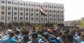 الأزهر على خطى الجامعات الحكومية.. طلاب التربية العسكرية في صفوف منتظمة لتحية العلم (صور)
