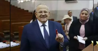 رئيس جامعة القاهرة يدلي بصوته في استفتاء تعديل الدستور (صور)
