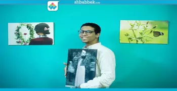 القصة في رسمة وصورة.. الموهوب عمر خالد يرسم بيده وينفذ بالكاميرا