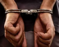 ضبط طالب نظم ومعلومات حوّل منزله لمطبعة تزوير عملات.. بحوزته 23 ألف دولار مزيفة