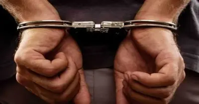 ضبط عاطل هدد مواطنًا بسلاح أبيض وحاول خطف هاتفه أمام المارة