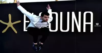 فيديو رامز أمير يؤدي حركات قتالية في مهرجان الجونة فما هي رياضة الباركور؟