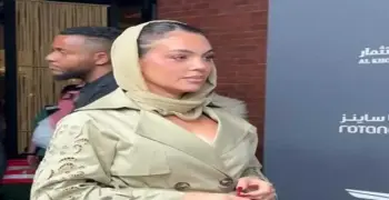 جورجينا تخطف الأنظار بإطلالة غريبة في أسبوع الرياض للأزياء