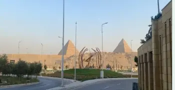 الآثار ترد على مشاهد أغطية بلاستيكية ممزقة حول سور المتحف المصري الكبير