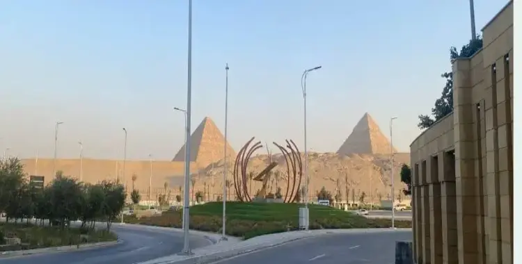  الآثار ترد على مشاهد أغطية بلاستيكية ممزقة حول سور المتحف المصري الكبير 